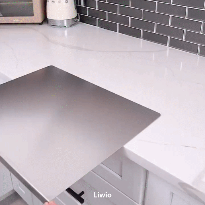 Liwio stainless steel chopping board demonstration showing the product's design and practical use in the kitchen.