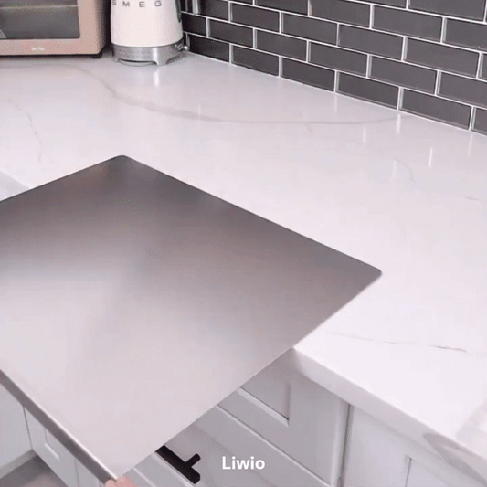 Liwio stainless steel chopping board demonstration showing the product's design and practical use in the kitchen.